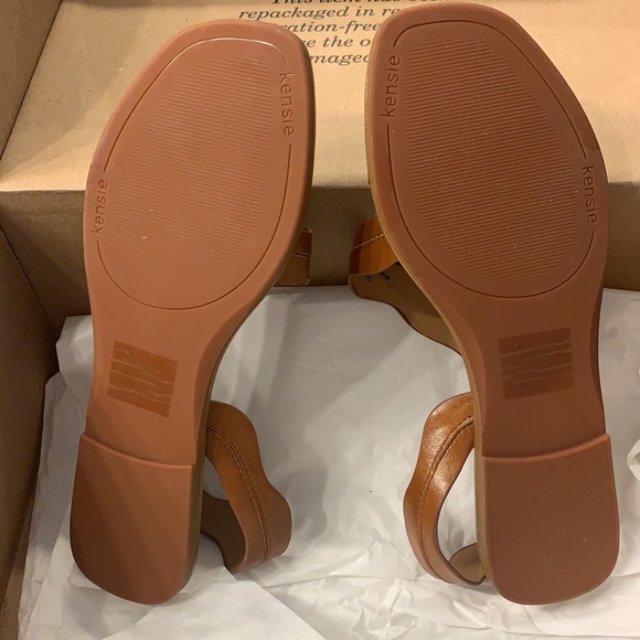 Kenzie Nikolai Asymmetrical Scalloped Sandals - 7M - Picture 4 of 4